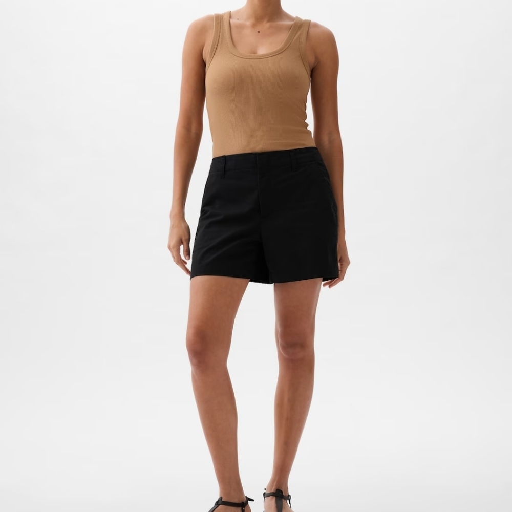 GAP Downtown Khaki Short in Black. Size 4/27. 5" Inseam.